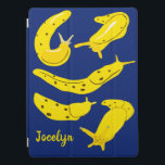 Bananenschnecken Gelb und Blau Personalisiert iPad Pro Hülle<br><div class="desc">Schützen Sie Ihr iPad stilvoll mit diesem personalisierten Cover. Es zeigt Beispiele von Bananenwickeln in einem hellen,  sonnigen,  gelben Set vor einem königsblauen Hintergrund und ist bereit,  mit einem Namen in gelben Schriftzeichen personalisiert zu werden.</div>