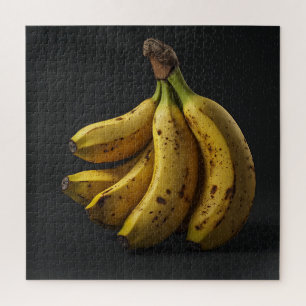 Bananenstapel auf einem reinen dunklen schwarzen H Puzzle