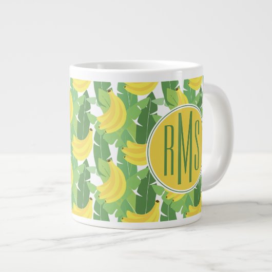 Bananenstaub und Obstmuster| Monogramm Jumbo-Tasse (Vorderseite Rechts)