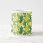 Bananenstaub und Obstmuster| Monogramm Jumbo-Tasse (Vorderseite)