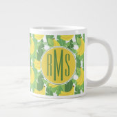 Bananenstaub und Obstmuster| Monogramm Jumbo-Tasse (Rechts)