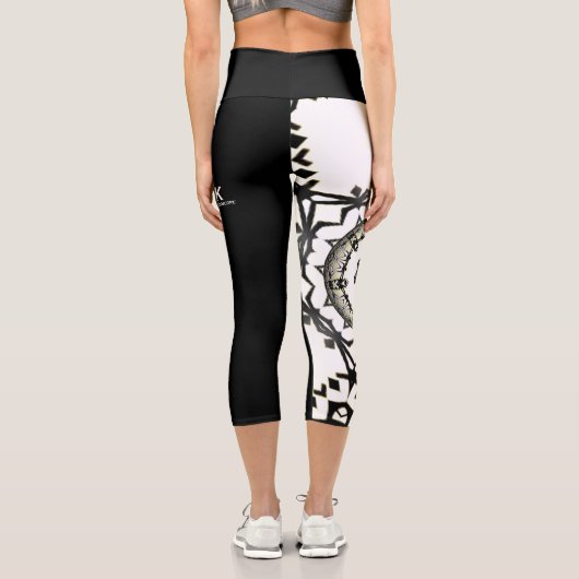 Band eins Kaleidoskop Art 8 Capri Leggings (Rückseite)
