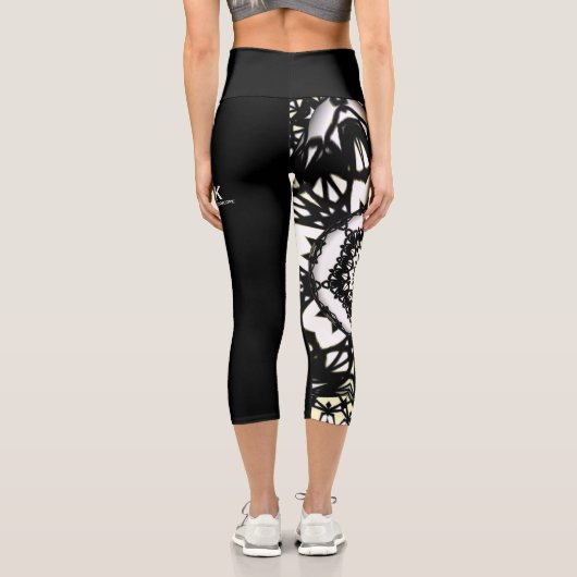 Band eins Kaleidoskop Art neun Capri Leggings (Rückseite)