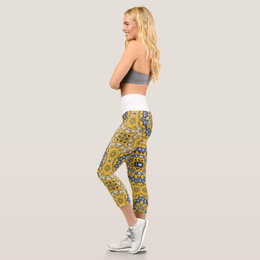 Band elf Kaleidoskop-Kunst einundzwanzig Capri Leggings (Links)