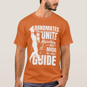 Bandmitglieder vereinen sich mit Musik als unserem T-Shirt