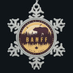 Banff Canada Rocky Mountains Vintages Camping Schneeflocken Zinn-Ornament<br><div class="desc">Banff National Park Design. Der Park ist Kanadas erster Nationalpark und gehört zum kanadischen Rocky Mountain Parks Weltkulturerbe. Das Vintage Design des Banff National Park Canada macht den Fans des kanadischen Nationalparks Weihnachten oder Geburtstag zu einem großartigen Geschenk. Dieses Design ist ein perfektes Geschenk für Skifreunde in Kanada Outdoors. -...</div>