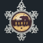 Banff Canada Rocky Mountains Vintages Camping Schneeflocken Zinn-Ornament<br><div class="desc">Banff National Park Design. Der Park ist Kanadas erster Nationalpark und gehört zum kanadischen Rocky Mountain Parks Weltkulturerbe. Das Vintage Design des Banff National Park Canada macht den Fans des kanadischen Nationalparks Weihnachten oder Geburtstag zu einem großartigen Geschenk. Dieses Design ist ein perfektes Geschenk für Skifreunde in Kanada Outdoors. -...</div>