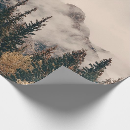 Banff Nationalpark nebelige Berge und Wälder in Geschenkpapier (Ecke)