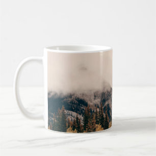Banff Nationalpark nebelige Berge und Wälder in  Kaffeetasse