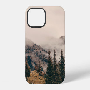 Banff Nationalpark neblige Berge und Wald in iPhone 12 Hülle