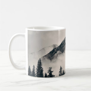 Banff Nationalpark neblige Berge und Wald in Kaffeetasse