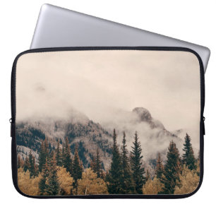 Banff Nationalpark neblige Berge und Wald in Laptopschutzhülle