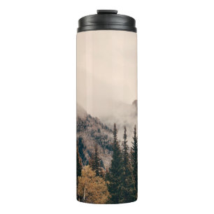 Banff Nationalpark neblige Berge und Wald in Thermosbecher
