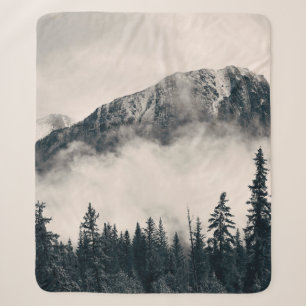 Banff Nationalpark neblige Berge und Wälder in Sherpadecke