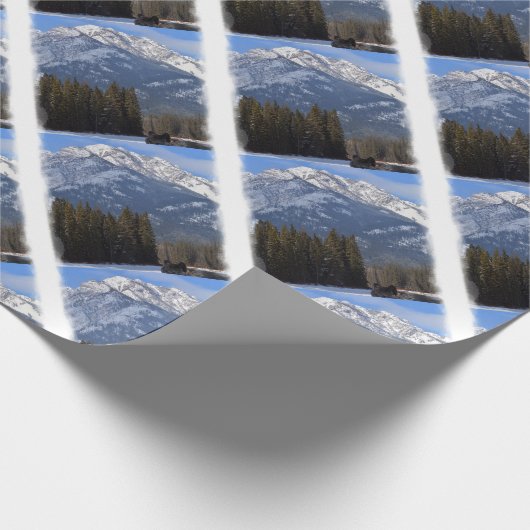 Banff Wolf im Winter mit Mt Kaskade Geschenkpapier (Ecke)