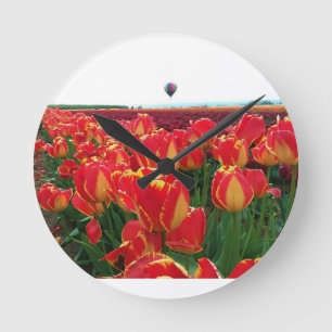 Banja Luka Tulips in a Field with Hot Air Balloon Runde Wanduhr