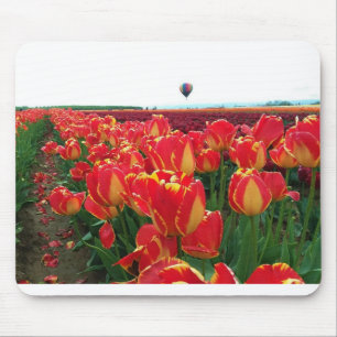Banja Luka Tulips in einem Feld mit Heißluftballon Mousepad