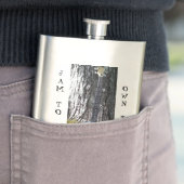 Banjo, das gegen einen Baum stillsteht Flachmann (Beispiel)