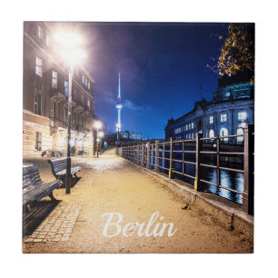 Bänke bei Spree in Berlin, Deutschland Fliese