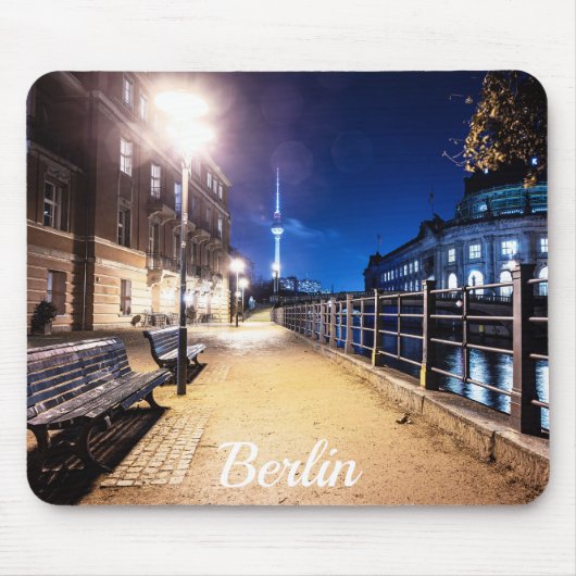 Bänke bei Spree in Berlin, Deutschland Mousepad (Vorne)