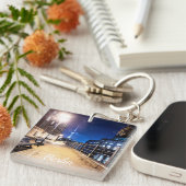 Bänke bei Spree in Berlin, Deutschland Schlüsselanhänger (Vorderseite rechts)