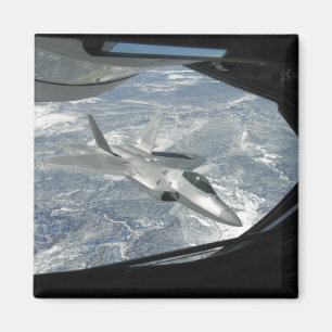 Banken eines Raubvogels F-22 weg von einem KC-135 Magnet