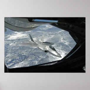 Banken eines Raubvogels F-22 weg von einem KC-135 Poster