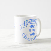 Banner Band Zitat Fischen ist meine Therapie Kaffeetasse (VorderseiteRechts)