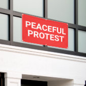 Banner für friedlichen Protest (Äußeres Gebäude)