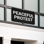 Banner für friedlichen Protest (Äußeres Gebäude)