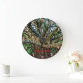 Banyan Tree entlang des Pipiwai Wandern Große Wanduhr (Zuhause)