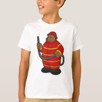 Bär als Feuerwehrmann mit Schlauch