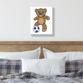 Bär als Fußballspieler mit Fußball Leinwanddruck (Insitu (Schlafzimmer))