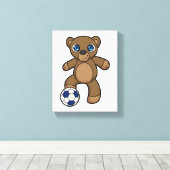 Bär als Fußballspieler mit Fußball Leinwanddruck (Insitu (Holzboden))