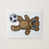 Bär als Fußballspieler mit Fußball Puzzle (Horizontal)