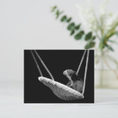 Bär auf dem Swing in Schwarz und Weiß Postkarte (Stehend Vorderseite)