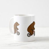 Bär auf einem Fahrrad – Wilde Fahrt Vibes Kaffeetasse (Vorderseite Links)