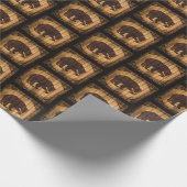 Bär auf Holzton Hintergrund Maskuline Muster Geschenkpapier (Ecke)