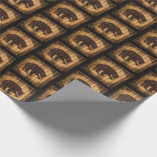 Bär auf Holzton Hintergrund Maskuline Muster Geschenkpapier (Ecke)