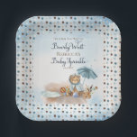 Bär | Blue Umbrella Bearly Wait Boy Baby Sprinkle Pappteller<br><div class="desc">Es ist ein Junge und Wir können "Baby Sprinkle warten" Drehbuch Willkommensdesign mit einem niedlichen kleinen Bären in einem blauen Regenmantel mit einem blauen Regenschirm gekleidet. Er sitzt neben einer Wasserpfütze und spielt mit seinen Holzblöcken zwischen Schilf,  Gräser und Pilzen. Composite Design von Holiday Hearts Designs.</div>