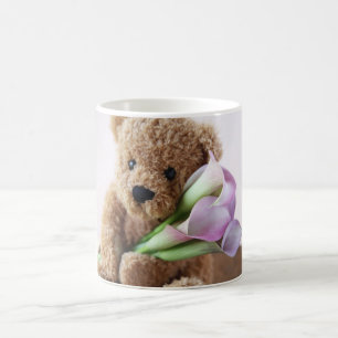 Bär, der Callalilien-Tassenschale hält Kaffeetasse