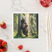 Bär, der im Wald ein Bier hält Serviette (Beispiel)