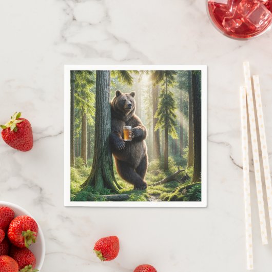 Bär, der im Wald ein Bier hält Serviette (Beispiel)