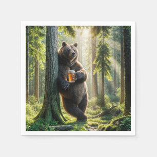 Bär, der im Wald ein Bier hält Serviette