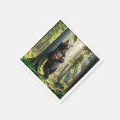 Bär, der im Wald ein Bier hält Serviette (Ecke)