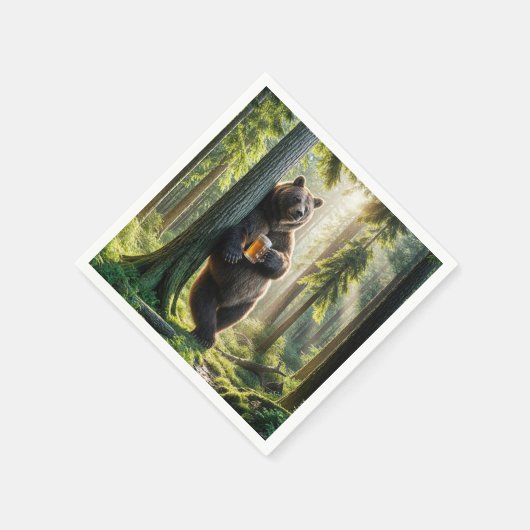 Bär, der im Wald ein Bier hält Serviette (Ecke)