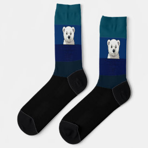 Bär, der über eine Mauer schaut, Dunkler Ozean bei Socken