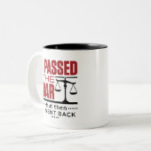 Bar Exam Funny Joke I Durchfuhr die Bar Zweifarbige Tasse (Vorderseite Links)