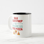 Bar Exam Prep in Progress Pizza Zweifarbige Tasse (Vorderseite Links)