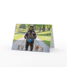 Bär geht mit dem Hund spazieren Karte